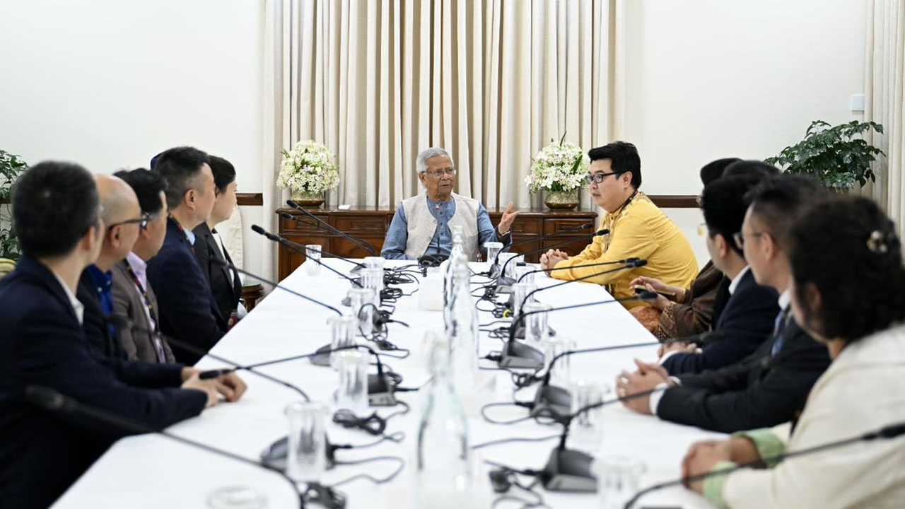 চীন ও বাংলাদেশের সহযোগিতা অব্যাহত থাকবে বলে আশ্বাস দিচ্ছেন প্রধান উপদেষ্টা