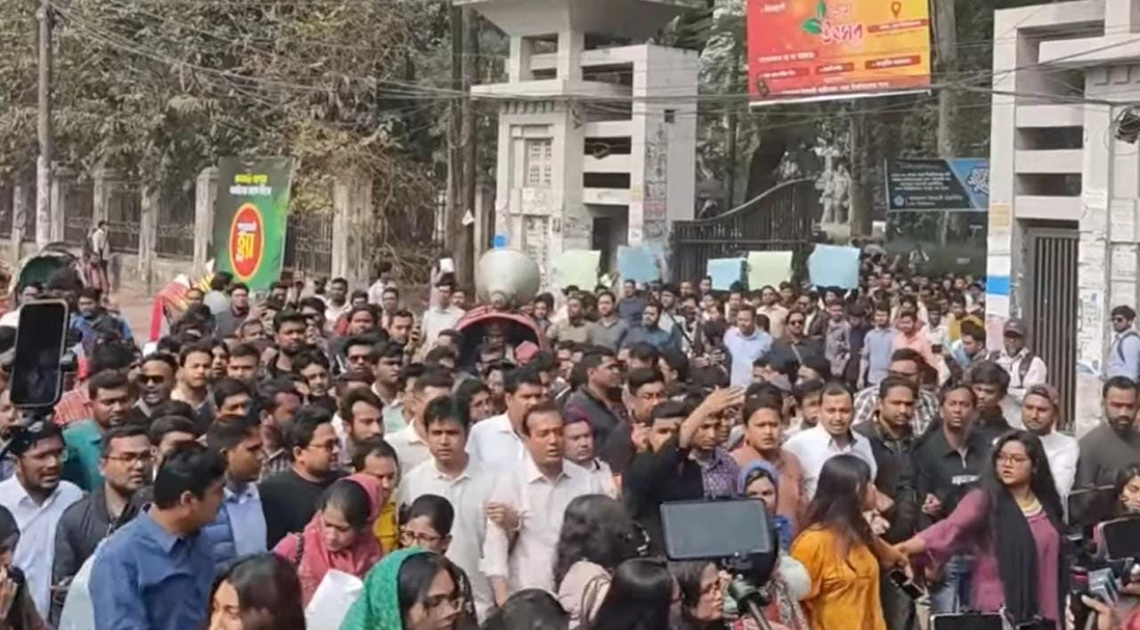 জামায়াত আমির শফিকুর রহমানের টুইটের প্রতিবাদে ঢাবিতে ছাত্রদলের বিক্ষোভ